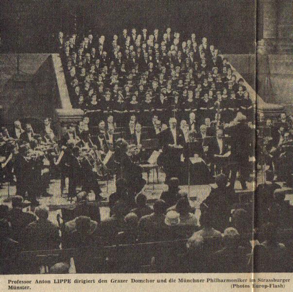 Picture of a perfomance of  Schmidt's Buch mit sieben Siegeln with Majkut 