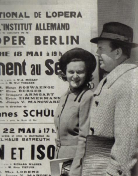 Picture of Helge Rosvaenge with Erna Berger in front of Opera poster
