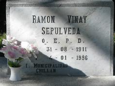 Picture of Ram&oacute;n Vinay's grave 1996